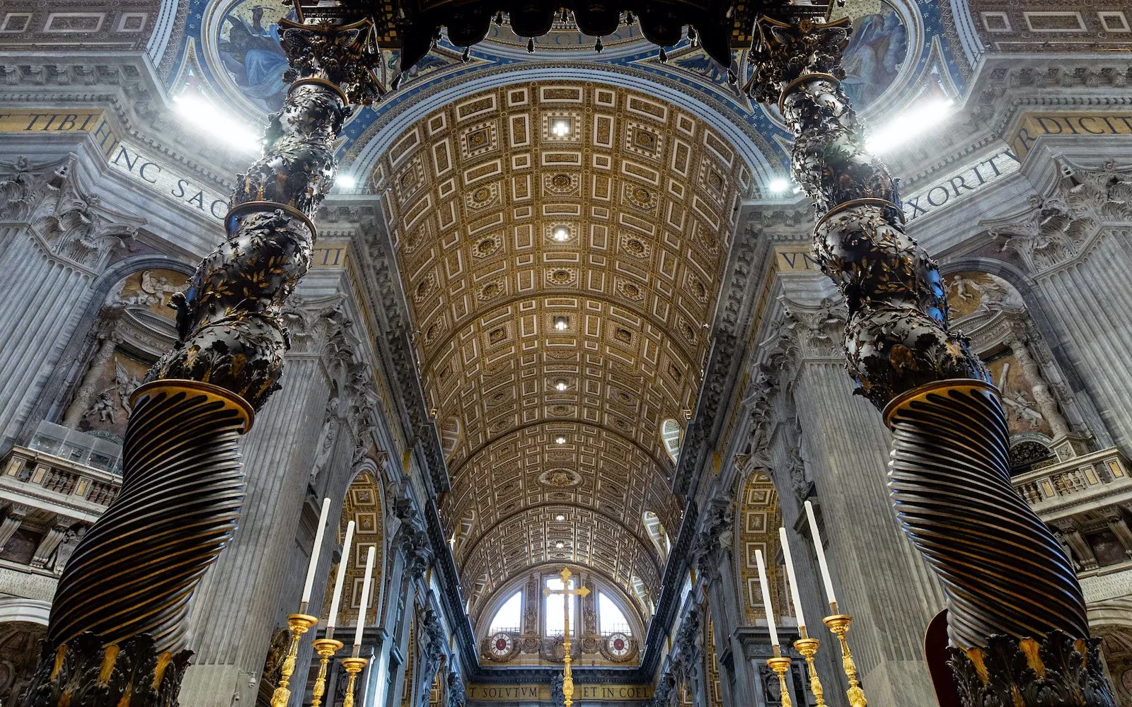 Imagen del baldaquino de Bernini en la Basílica de San Pedro del Vaticano